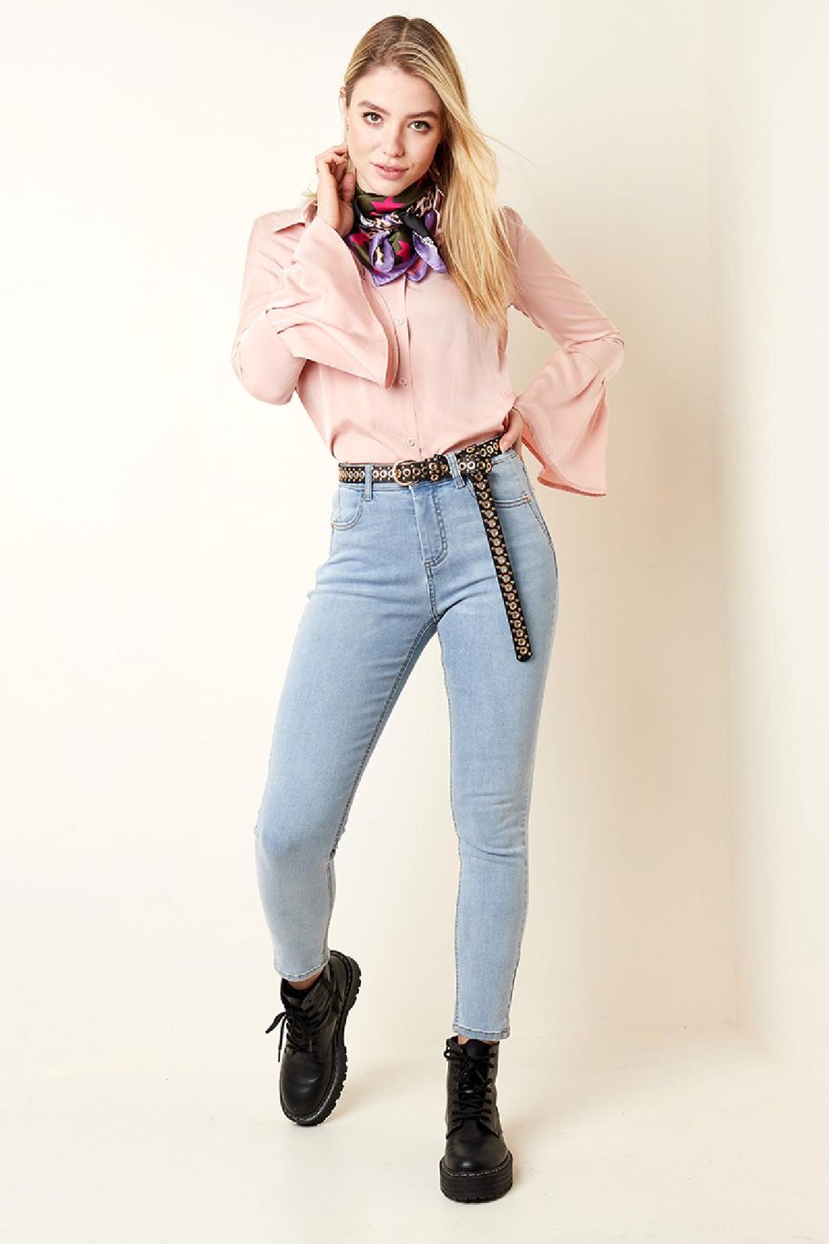 Hellblaue, knöchellange Jeans aus dehnbarem Denim XS Bild3